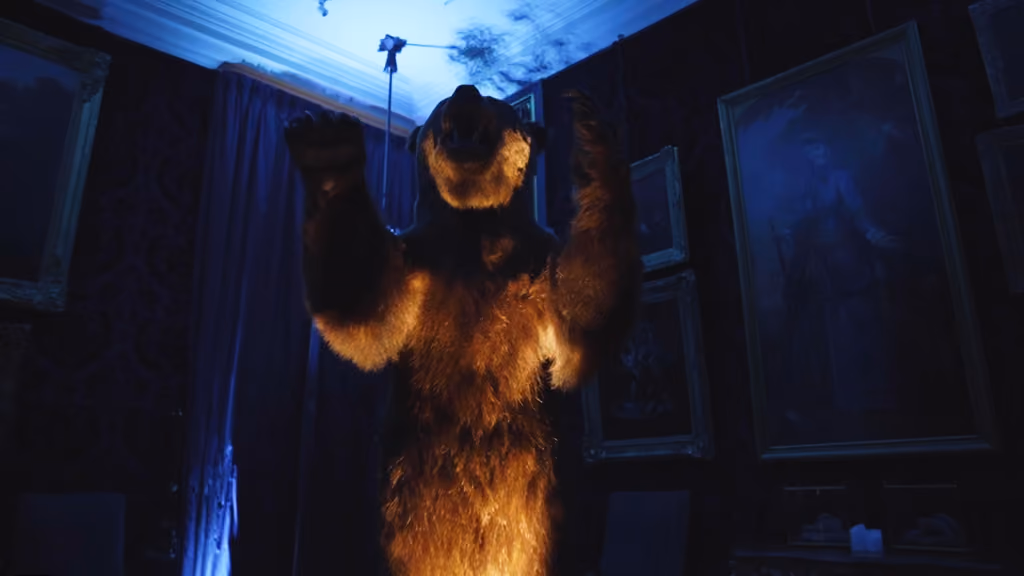 Ours naturalisé dressé dans une salle éclairée en bleu, au Musée de la Chasse et de la Nature