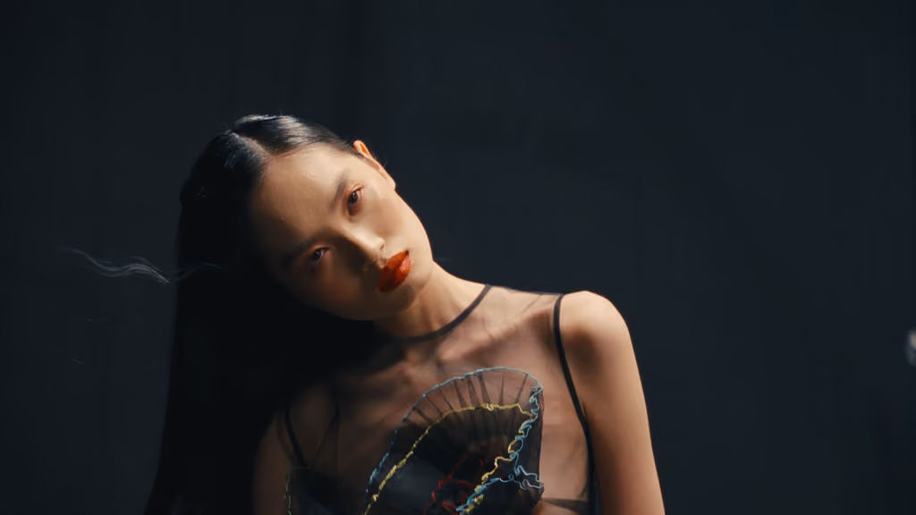 Mannequin posant sur fond noir pendant le shooting éditorial Fujifilm « Color Balance »